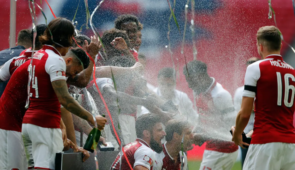 Para pemain Arsenal merayakan gelar Community Shield usai mengalahkan Chelsea di Stadion Wembley, London, Minggu (6/8). Ini merupakan trofi Community Shield yang ke-15 bagi Arsenal. (AP Photo/Frank Augstein)