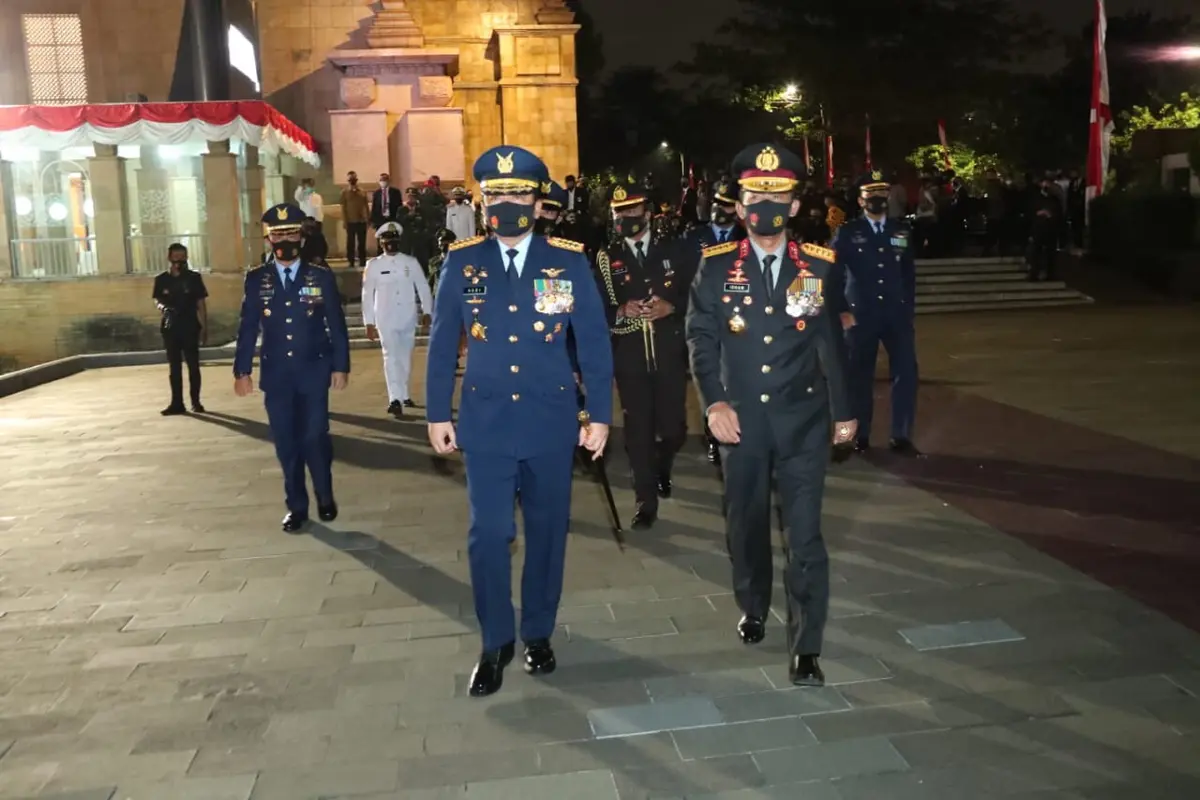 Panglima TNI Marsekal Hadi Tjahjanto bersama Kapolri Jenderal Idham Azuz. (Foto: Istimewa)