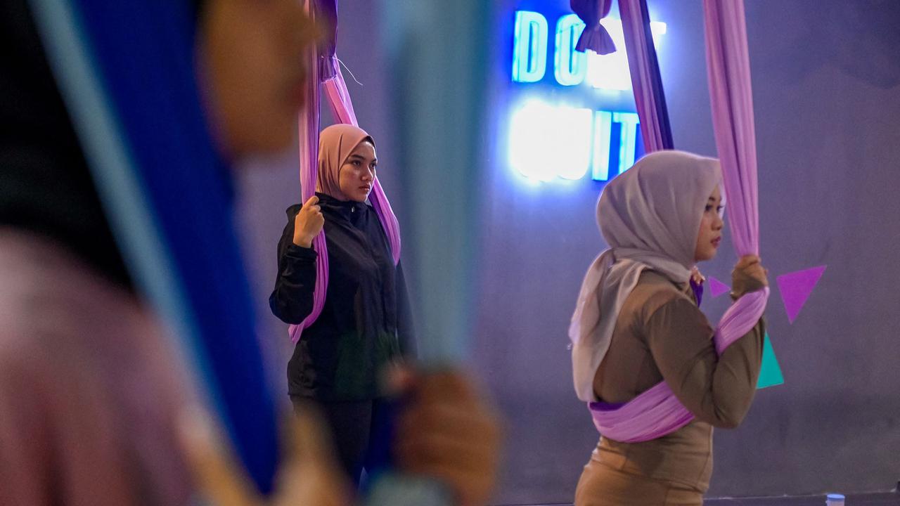FOTO: Melayang Bebas di Ujung Kain, Tren Aerial Yoga Kian Digemari Kaum Perempuan Banda Aceh