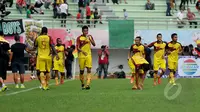 Gelandang Sriwijaya FC, Ferdinand Sinaga merayakan selebrasi di ikuti pemain lainya usai mencetak gol saat laga di SCM Cup 2015 di Stadion Jakabaring, Palembang, Minggu (25/1/2015) Sriwijaya menang 2-1 atas Persela. (Liputan6.com/Johan Tallo)