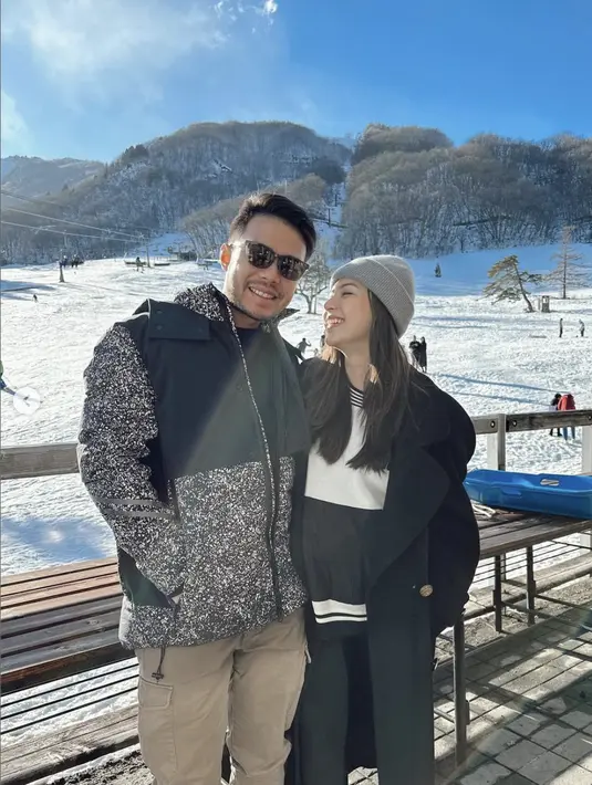 Di masa kehamilan Jessica Mila, tampil stylish bukanlah sebuah halangan, Justru, ia tetap bisa bereksplorasi dengan gaya fashion yang sempurna. [Foto: Instagram/ Jessica Mila]