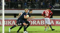 Cristian Gonzales ikut merayakan gol yang dicetak Esteban Vizcarra saat Arema menahan 2-2 Bali United, Sabtu (3/12/2016). (Bola.com/Iwan Setiawan)