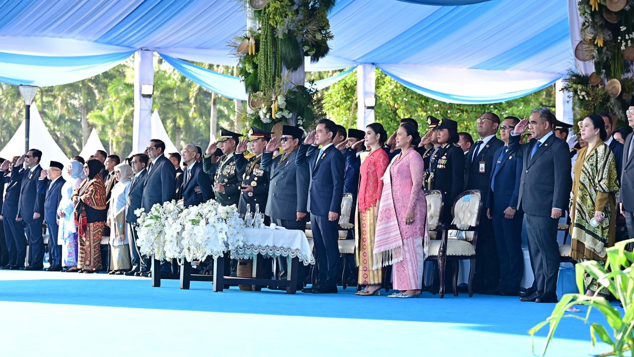 VIDEO: Momen Istimewa Prabowo Ditemani Gibran Hormat ke SBY & Try Sutrisno, Cek Pasukan di HUT Polri