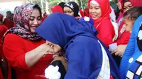 Istri Bupati Purbalingga, Erni Widyawati memberikan Rasbangga untuk 608 warga Ponjen, bantuan alat kesehatan dan PMT bagi 10 balita dan ibu hamil, Selasa (24/4/2018). (Foto: Dinkominfo PBG/Muhamad Ridlo/Liputan6.com)