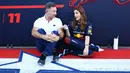 Aktris Amerika Serikat, Drew Barrymore (kanan) berbincang dengan tim prinsipal Red Bull, Christian Horner saat berkunjung ke paddock tim Red Bull Racing menjelang Formula 1 GP Amerika Serikat 2023 di Circuit of The Americas, Austin, Texas, Kamis (19/10/2023) waktu setempat. (AFP/Mark Thompson)