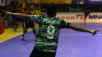 Pemain Vamos Mataram, Andriansyah, merayakan gol yang dicetaknya ke gawang Bintang Timur Surabaya dalam laga Seri III Grup B Wilayah Timur Pro Futsal League 2016 di GOR 17 Desember, Mataram, NTB, Sabtu (12/3/2016). (Bola.com/Arief Bagus)