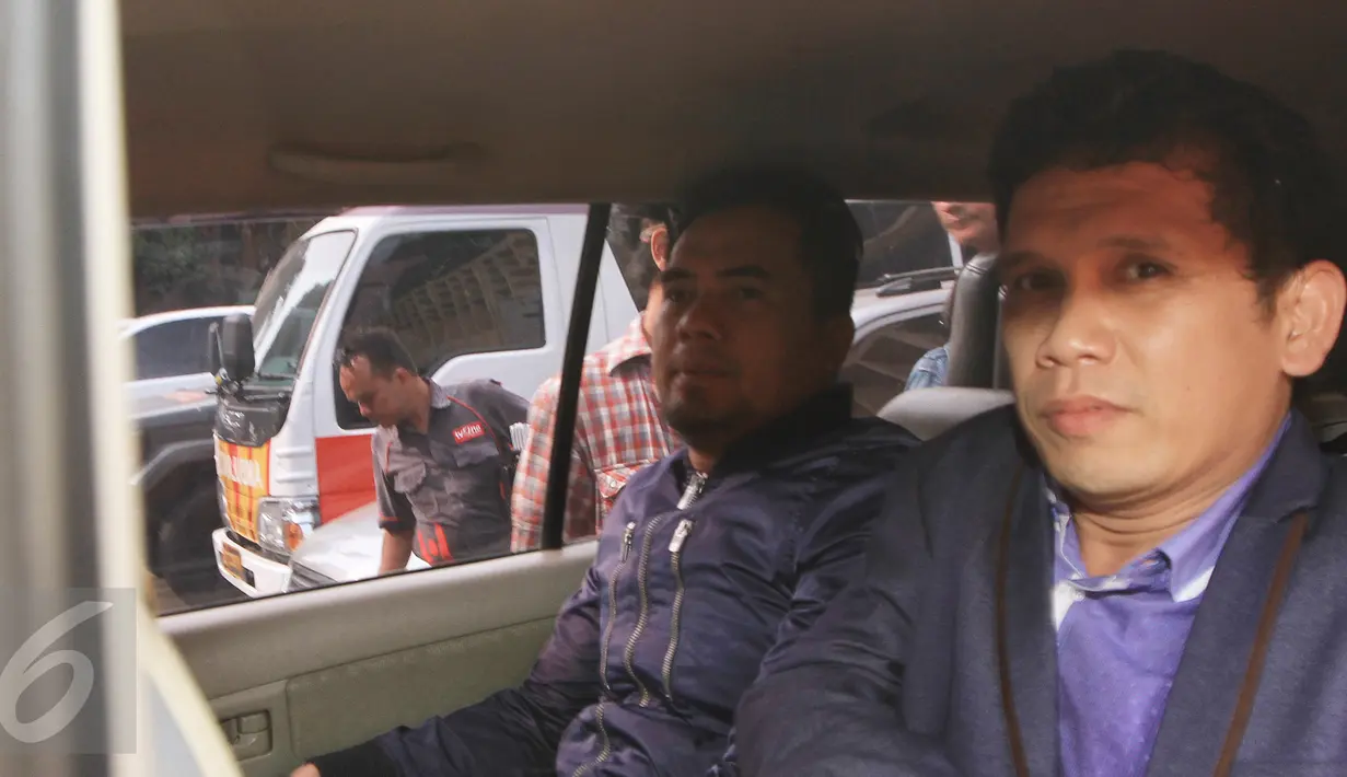 Pedangdut Saipul Jamil (kiri) memberikan keterangan pers usai saat menjalani pemeriksaan kesehatan di gedung Kedokteran dan kesehatan, (20/2). Saipul Jamil harus menjalani beberapa pemeriksaan dalam kasus pencabulan. (Liputan6.com/Herman Zakharia)