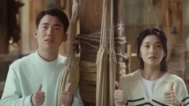 Liu Haocun sebagai Xiao Bao dan Guo Qilin memerankan Naihua dalam film Ride On. (Foto: Dok. Alibaba Pictures)