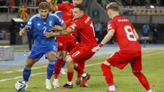 Pemain Italia, Giovanni Di Lorenzo, berusaha melewati pemain Makedonia Utara pada laga Grup C Kualifikasi Euro 2024 di Tose Proeski Arena, Makedonia Utara, Minggu (10/9/2023). Kedua tim bermain imbang 1-1. (AP Photo/Boris Grdanoski)