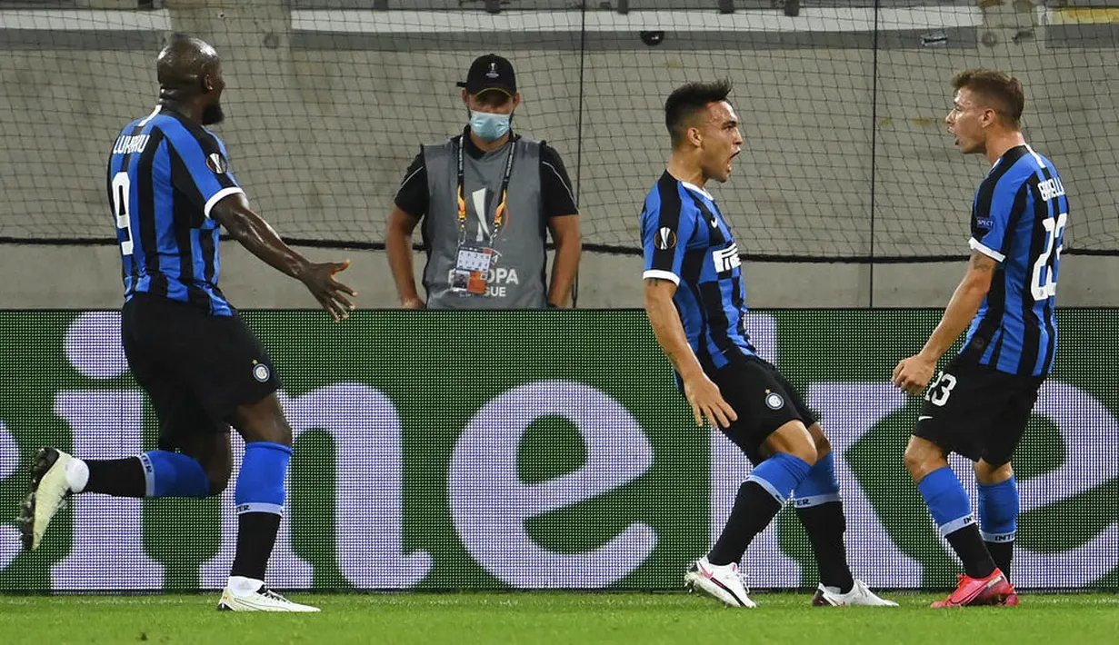 Striker Inter Milan, Lautaro Martinez, melakukan selebrasi usai mencetak gol ke gawang Shakhtar Donetsk pada laga semifinal Liga Europa di Merkur Spiel-Arena, Selasa (18/8/2020). Inter Milan menang dengan skor 5-0. (Federico Gambarini/dpa via AP)