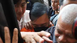 Tersangka kasus dugaan tindak pidana pencucian uang PT Asabri-Krakatau Steel, Don Ritto, tiba di Gedung Bundar Jampidsus, Kejaksaan Agung, Jakarta, Jumat (17/7/2026). (KLY/Arie Basuki)