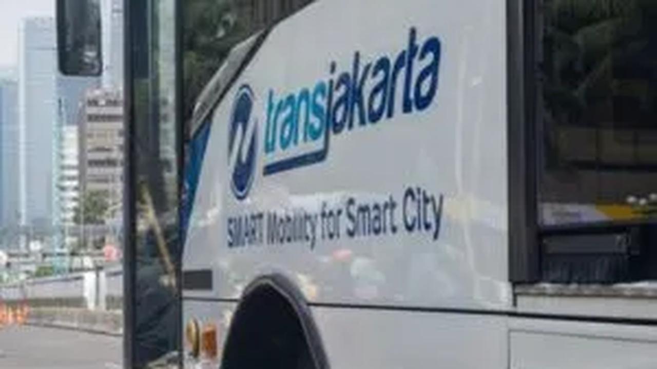 PT Transportasi Jakarta (Transjakarta) memajukan waktu pelayanan untuk rute ke Bandara Soekarno Hatta, Tangerang mulai Rabu (19/7) hari ini.