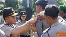 Citizen6, Kendal: Operasi lilin Candi ini dilaksanakan serentak di seluruh Indonesia. Dalam kesempatan itu Kapolres juga menyematkan pita tanda dimulainya Operasi Lilin Candi kepada  perwakilan dari TNI, Dishub, dan Polri. (Pengirim: Aryo Widiyanto)