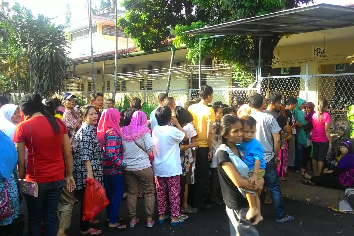 Ribuan Warga Padati Pasar Murah Yayasan Hati Suci