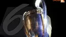 Nama-nama klub pemenang Liga Champions yang terukir di belakang trofi. (Liputan6.com/Helmi F)
