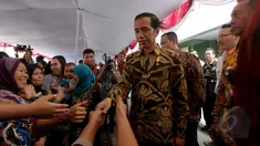 Presiden Jokowi saat pembagian Kartu Indonesia Sehat (KIS), Kartu Indonesia Pintar dan Kartu Keluarga Sejahtera (KKS) kepada masyarakat di Penjaringan, Jakarta, Rabu (13/5/2015). (Liputan6.com/Faizal Fanani)