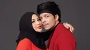 Kali ini dengan outfit bernuansa merah, Aurel tampil mengenakan long dress berwarna oranye kemerahan, dipadu hijab hitam polos. Sedangkan Atta terlihat mengenakan innerwear hitam yang dilayer dengan jas merah. Foto: Instagram.