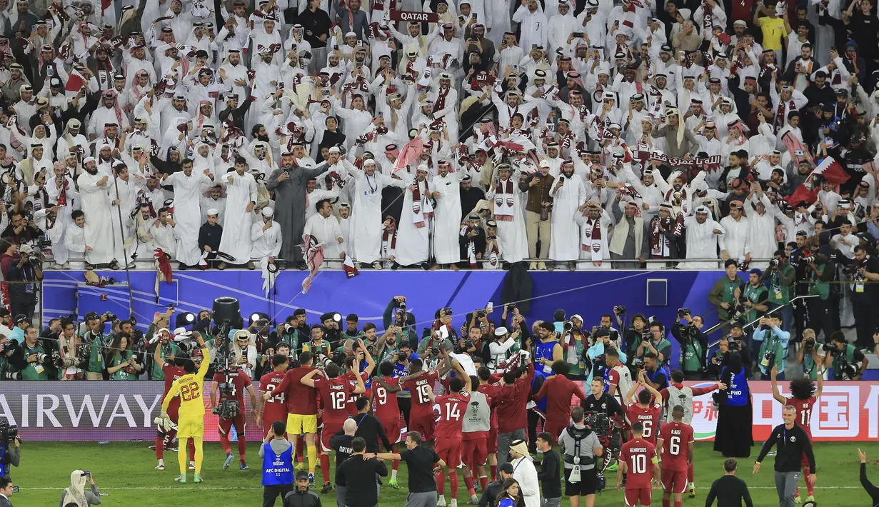 Pemain Qatar merayakan kemenangan atas Iran di depan para pendukungnya setelah laga semifinal Piala Asia 2023 di Al Thumama Stadium, Doha, Qatar, Rabu (07/02/2024). (AP Photo/Hussein Sayed)