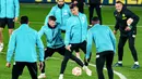 Bek Villarreal Alberto Moreno (kiri) bersaing dengan gelandang Villarreal Dani Raba selama di Ciudad Deportiva Villarreal di Vila-Real, Senin (22/11/2021). Villarreal bakal menjamu Manchester United dalam lanjutan Liga Champions, Selasa (23/11) waktu setempat. (JOSE JORDAN / AFP)