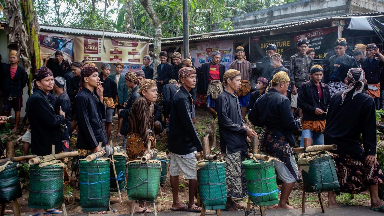 Masyarakat adat Bonokeling jalan kaki 40 km untuk ziarahi leluhur jelang Ramadan