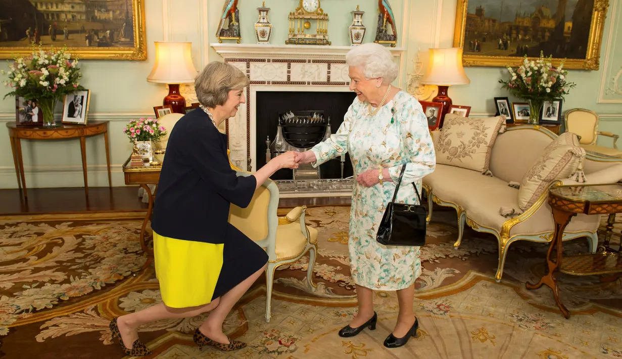 Ratu Elizabeth menyambut PM Inggris yang baru Theresa May di Istana Buckingham, London, (13/7). Theresa May menggantikan David Cameron yang mengundurkan diri setelah Inggris keluar dari Uni Eropa. (REUTERS/Dominic Lipinski/Pool)
