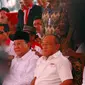 Prabowo Subianto bersama Aburizal Bakrie saat acara deklarasi dukungan di Tugu Proklamasi, Jakarta, Selasa (10/6/14). (Liputan6.com/Miftahul Hayat)