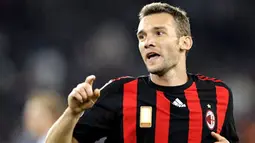 AC Milan&#039;s Andriy Shevchenko celebrates after he scored the opening goal against FC Zurich during their UEFA Cup first round, second leg football match on October 2, 2008 in Zurich. AFP PHOTO / FABRICE COFFRINI 
