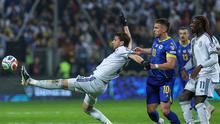 Duel perebutan bola antara Manuel Locatelli dan Ermedin Demirovic dalam laga final play-off kualifikasi Piala Dunia 2026 antara Bosnia vs Italia di Zenica, 1 April 2026. (AP Photo/Armin Durgut)