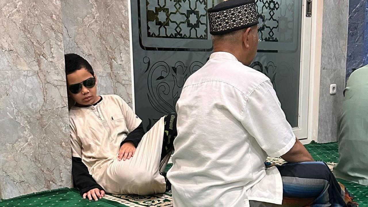 Tak sedikit netizen yang mendoakan Adam agar menjadi anak sholeh.<br>