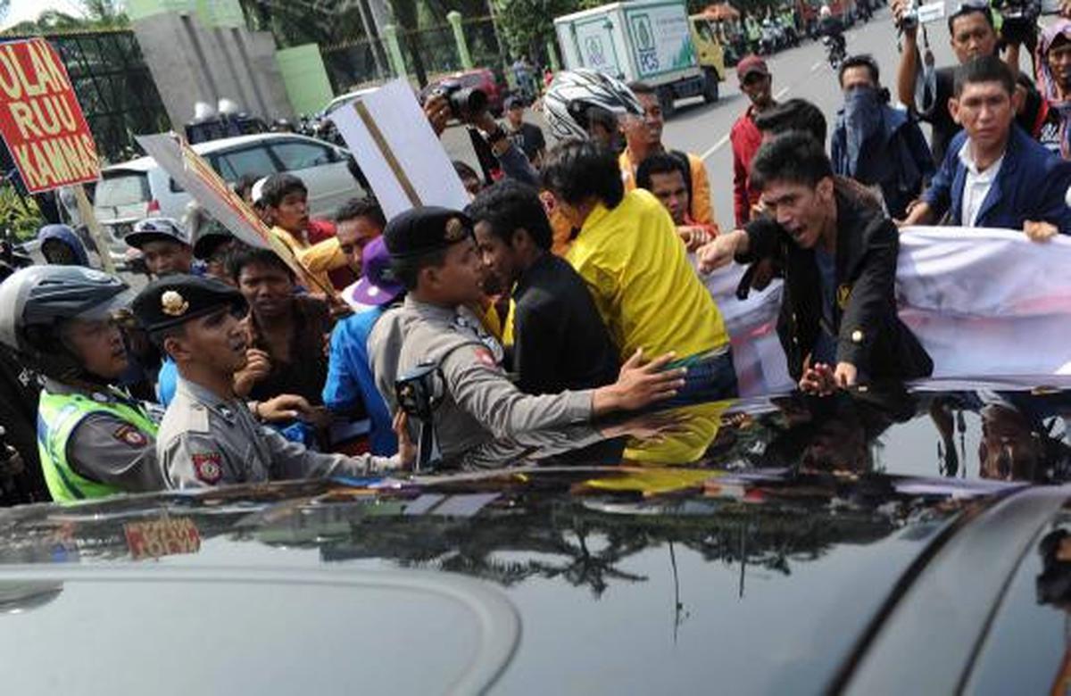 Tolak RUU Kamnas, mahasiswa bakar ban dan blokir jalan