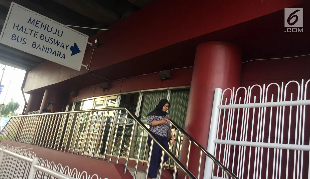 Penumpang turun dari halte bus Bandara Soekarno-Hatta yang tersedia di Pondok Indah Mall, Jakarta Selatan, Jumat (29/12). Layanan bus bandara juga tersedia di Grand Indonesia, dan Mall Taman Anggrek. (Liputan6.com/Immanuel Antonius)