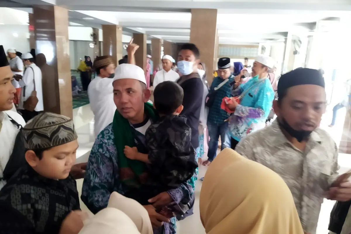 Kedatangan Jamaah Haji Banyuwangi Disambut Haru Keluarganya (Hermawan Arifianto/Liputan6.com)