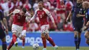 Pada menit ke-7 Jonas Wind (kiri) sudah membuka peluang bagi Denmark lewat sepakan keras yang masih dapat ditepis kiper Finlandia, Lukas Hradecky. (Foto: Friedemann Vogel/Pool)