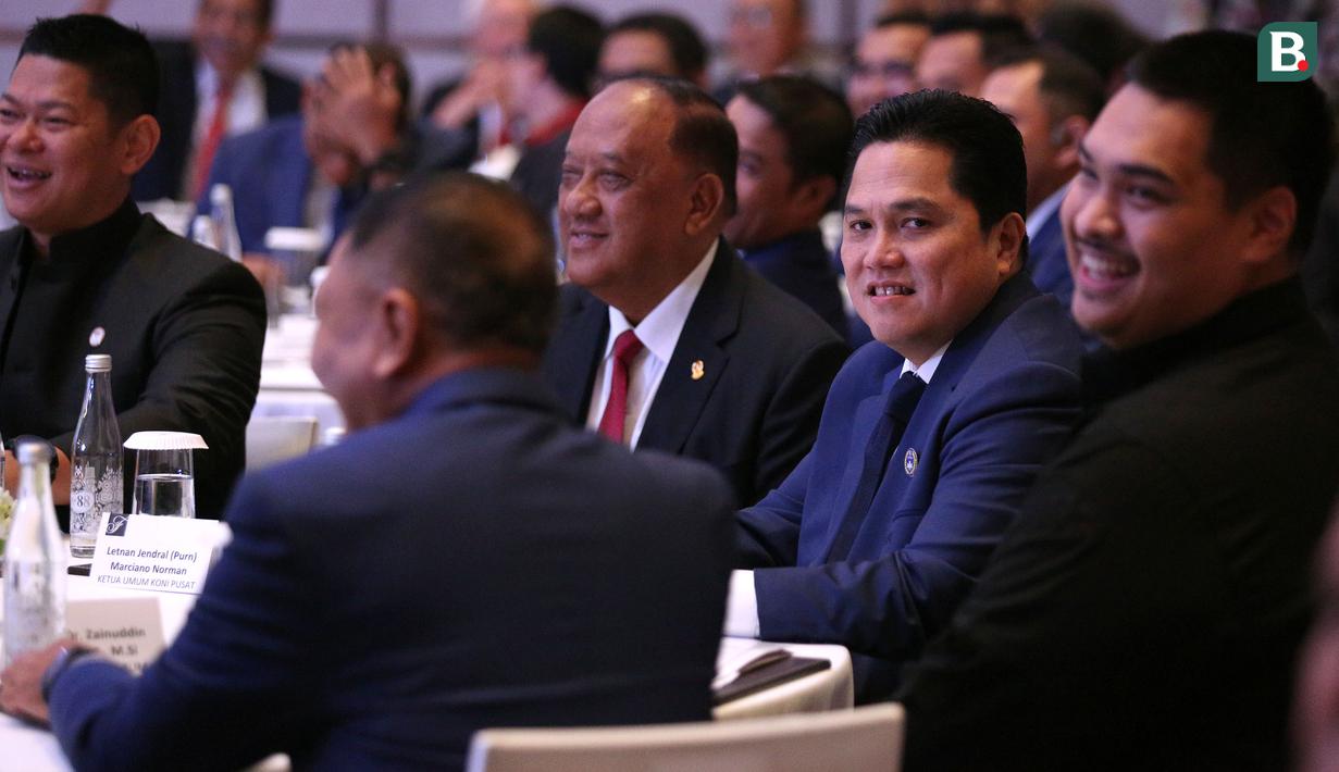 <p>Ketua Umum PSSI, Erick Thohir (kedua kanan) bercengkrama dengan Kemenpora Dito Ariotedjo saat Pelantikan Pengurus PSSI Masa Bakti 2023-2027 yang berlangsung di Hotel Fairmont, Jakarta, Jumat (26/05/2023). (Bola.com/Bagaskara Lazuardi)</p>