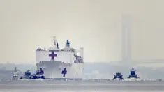 Kapal Rumah Sakit Angkatan Laut USNS Comfort tiba di New York, Amerika Serikat, Senin (30/3/2020). Kapal ini dikerahkan untuk mendukung sistem perawatan kesehatan pasien virus corona COVID-19 di New York. (AP Photo/Seth Wenig)