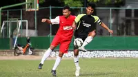 Aditya Putra Dewa (kiri) unjuk gigi setelah tak dipertahankan PSM Makassar dengan mencetak sembilan gol di turnamen antarkampung. (Bola.com/Ahmad Latando)