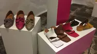 Modis dengan Sepatu Warna-warni, Ini Tipsnya