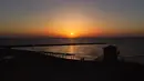 Matahari terbenam di pantai di kota pesisir Mediterania Israel Netanya, utara Tel Aviv (8/6/2021). Netanya adalah sebuah kota yang terletak di Israel. Kota ini terletak di antara sungai kecil Poleg dan insitut Wingate di selatan dan di sebelah utara terdapat sungai kecil "Avichail". (AFP/ Jack Guez)
