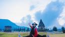 Gadis kelahiran Batam ini merentangkan kedua kakinya dan menunjukkan ekspresi yang lucu saat liburan di Dieng. Dengan pakaian serba hitam, ditambah dengan jaket merah dan sepatu putih, ia berpose di depan sebuah bangunan candi. (Liputan6.com/IG/@riaricis1795)