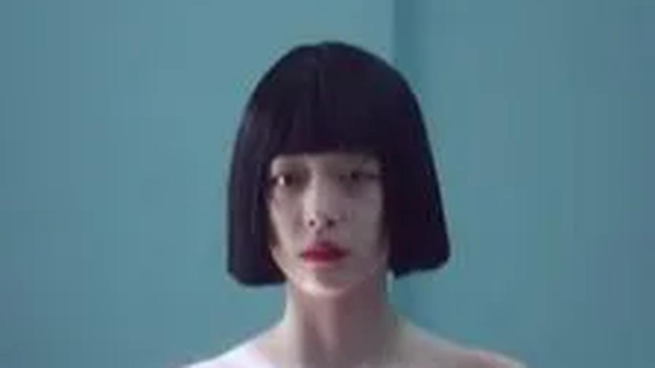 Melalui film ini, penonton dibawa untuk menyaksikan sisi pribadi Sulli yang jarang terungkap, serta melihat gambaran kejam dunia hiburan K-Pop yang seringkali mengorbankan para idolnya.