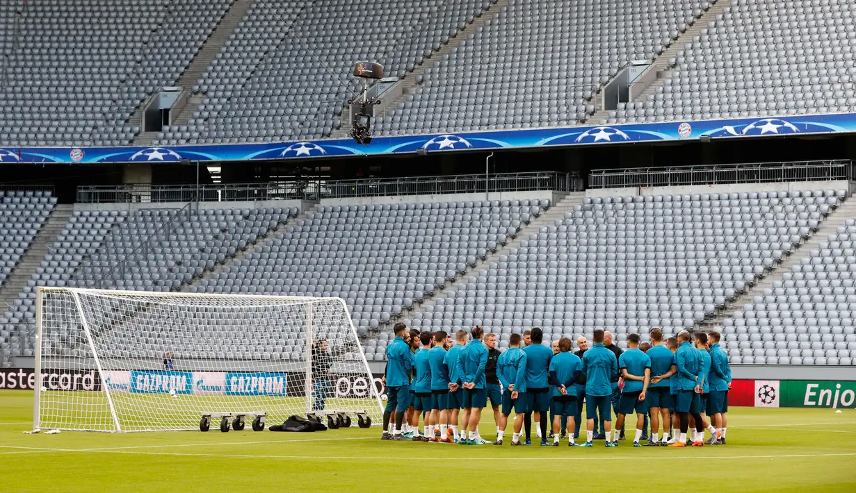 Pemain Real Madrid berkumpul sebelum sesi latihan di Munich, Jerman, Selasa (24/4). Real Madrid membawa kekuatan penuh jelang menghadapi Bayern Munchen. (AP Photo/Matthias Schrader)
