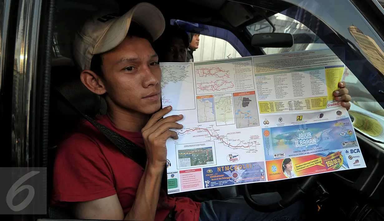 Seorang pengendara memperlihatkan peta mudik 2015, Jakarta, Jumat (26/6/2015). Pembagian peta tersebut diharapkan mampu meningkatkan keselamatan dalam bermudik. (Liputan6.com/Johan Tallo)