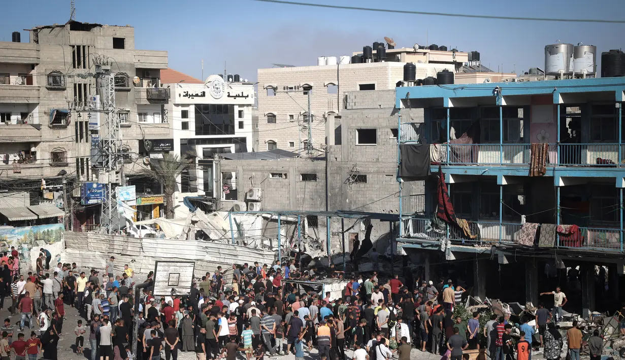Badan pertahanan sipil yang dikelola Hamas melaporkan 10 orang tewas di fasilitas yang juga menjadi lokasi penampungan pengungsi Palestina tersebut. (Eyad BABA/AFP)
