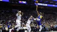 Pemain Golden State Warriors, Kevin Durant (kanan) saat melawan Philadelphia 76ers (AP Photo/Matt Slocum)
