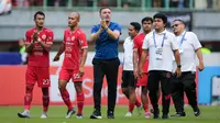 Pelatih Persija Jakarta, Thomas Doll memberikan salam penghormatan kepada fans setelah berakhirnya laga menghadapi Barito Putera pada laga lanjutan BRI Liga 1 2022/2023 di Stadion Patriot Candrabhaga, Bekasi, Rabu (22/02/2023). (Bola.com/Bagaskara Lazuardi)