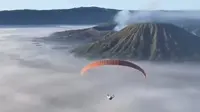 Sosok Penerbang Paralayang di Bromo Belum Terungkap, Sanksi Adat Tengger Menanti
