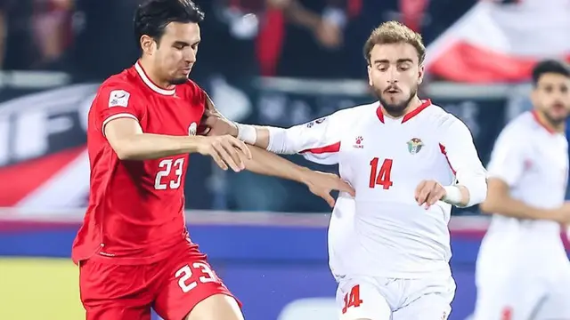 Aksi Nathan Tjoe-A-On membela Timnas Indonesia U-23, dalam laga Piala Asia U-23 2024 versus Yordania U-23, Minggu (21/4/2024). (c) Dok. AFC