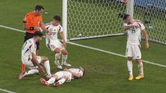 Pemandangan mencekam setelah insiden horor yang menimpa Barnabas Varga pada pertandingan Grup A Euro 2024 antara Skotlandia kontra Hungaria. (AP Photo/Ariel Schalit)