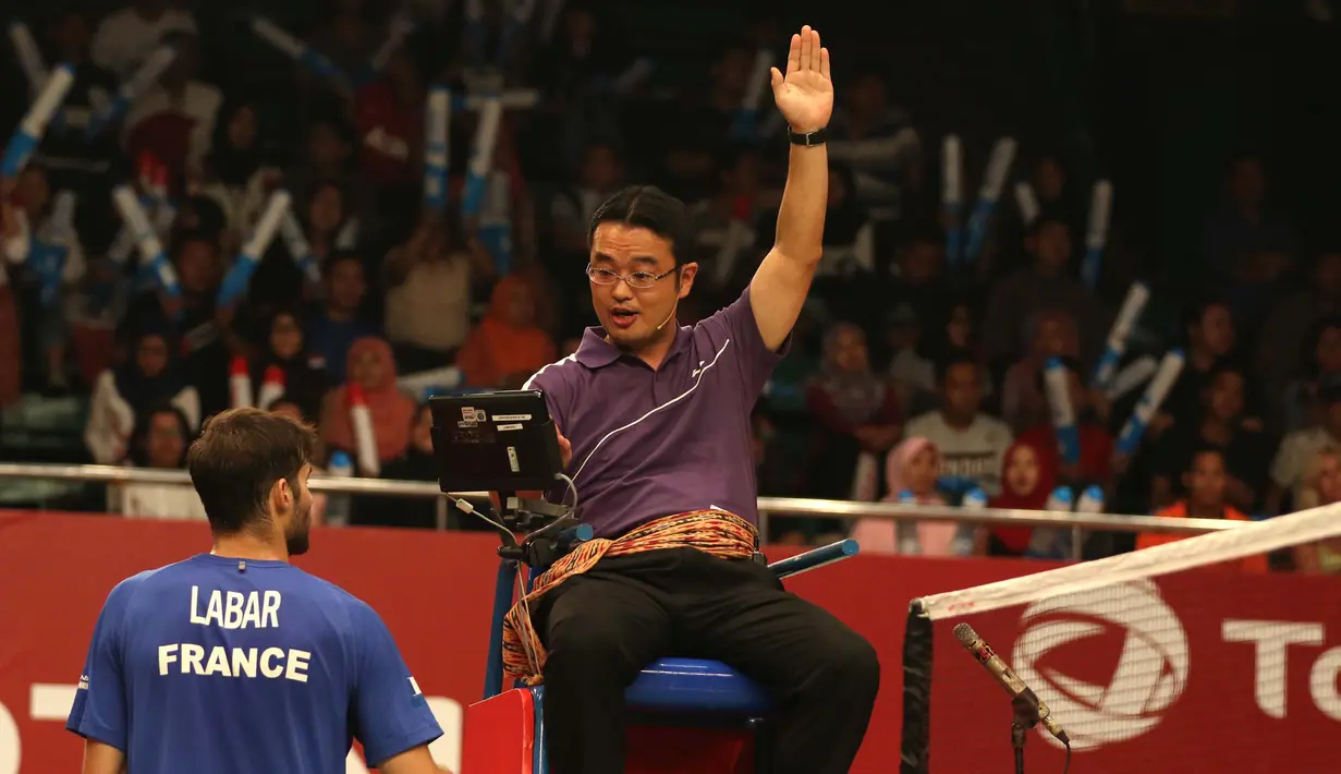 Pemain Prancis, Ronan Labar, memprotes wasit saat bertanding melawan pebulutangkis ganda putra Indonesia, Mohammad Ahsan/Hendra Setiawan. (Bola.com/Arief Bagus)