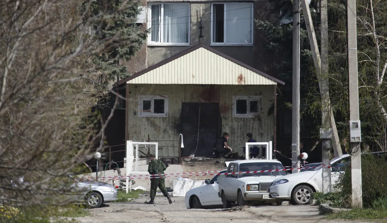 Tim investigasi menyilidiki Kondisi kantor polisi akibat serangan bom bunuh diri di wilayah Stavropol, Rusia (11/4). Serangan teror tersebut, terdapat ada tiga ledakan bom bunuh diri. (REUTERS/Eduard Korniyenko)
